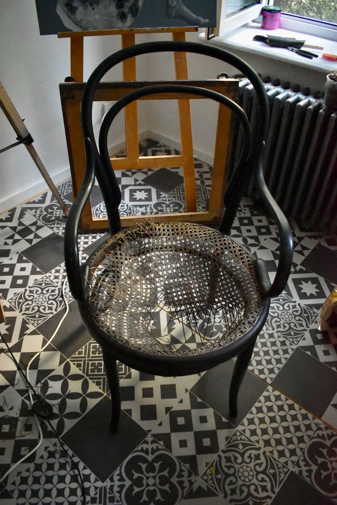 Scaun Thonet înainte de recondiționare, cu șezutul deteriorat